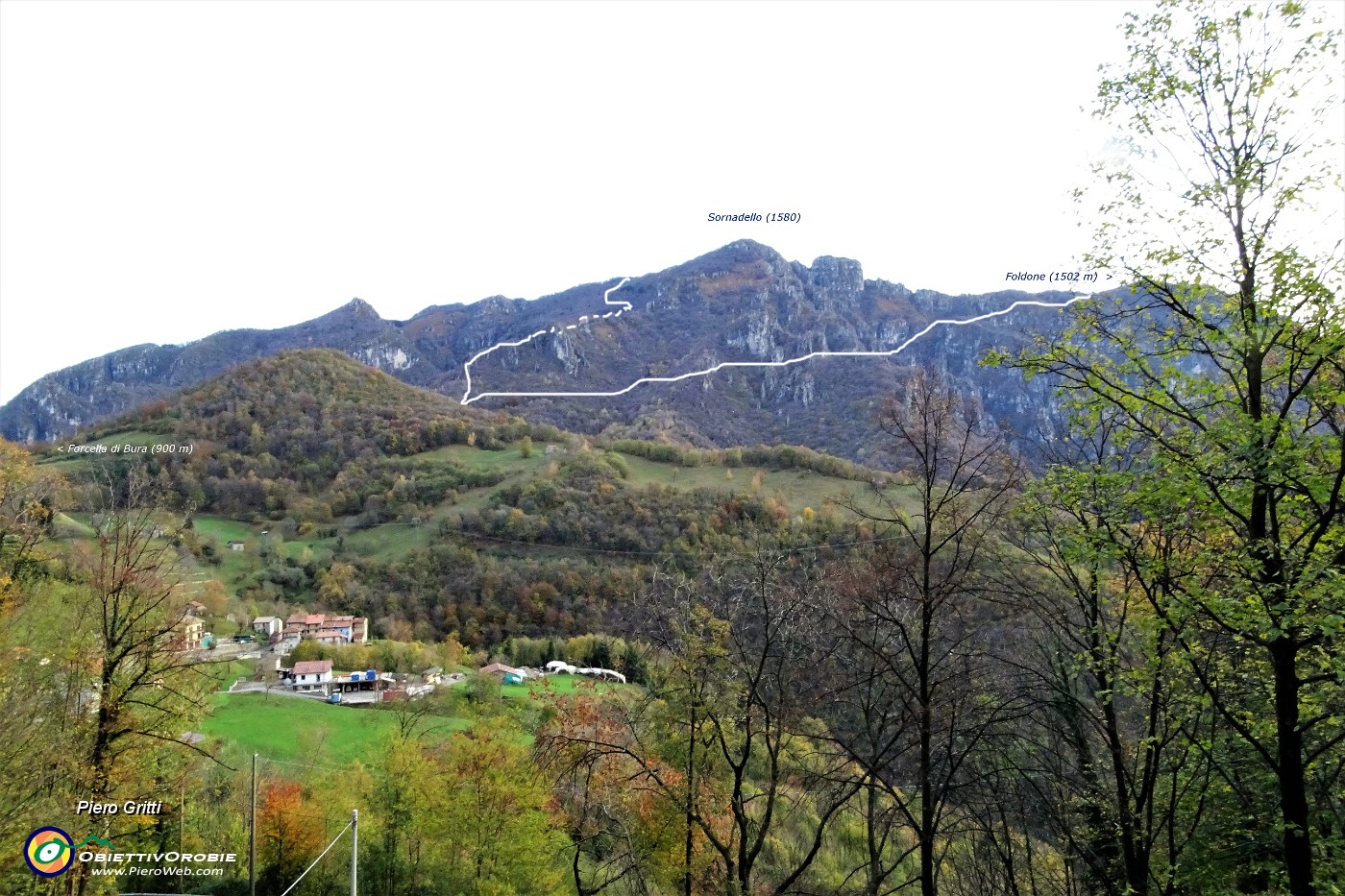 11 Vista verso la Forcella di Bura e i Monti Foldone e Sornadello con tracciato sent. 595.JPG -                                